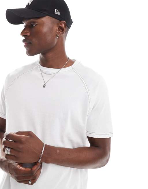 Camiseta blanca con pespuntes en contraste de Another Influence