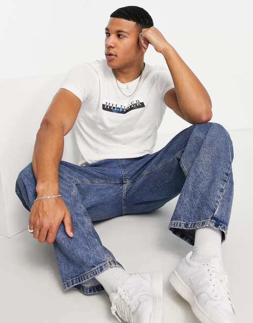 Camiseta blanca con recuadro de logo con estampado de camuflaje de Tommy Hilfiger