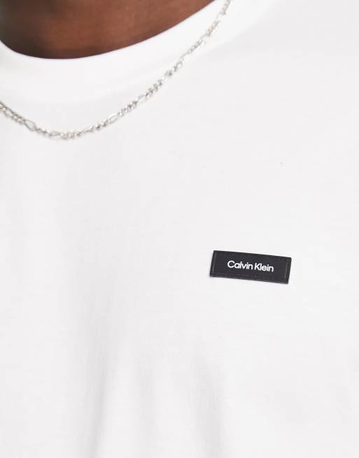 Camiseta blanca con recuadro pequeño del logo de Calvin Klein, 3 de 4