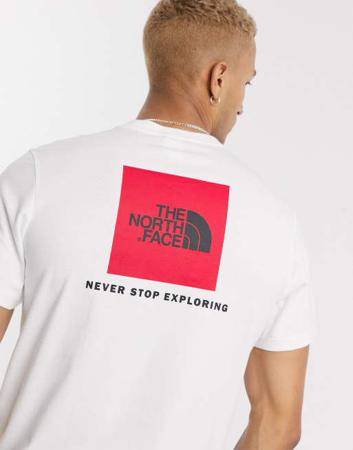 Camiseta blanca con recuadro rojo de The North Face