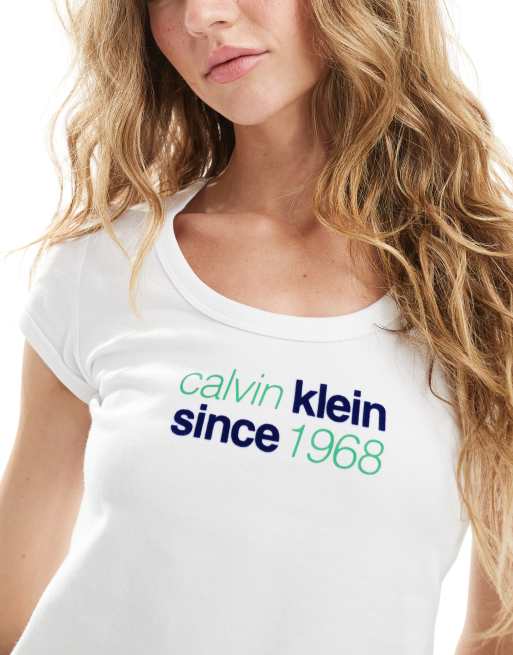 Camiseta blanca con texto 1968 de Calvin Klein Jeans, 4 de 4