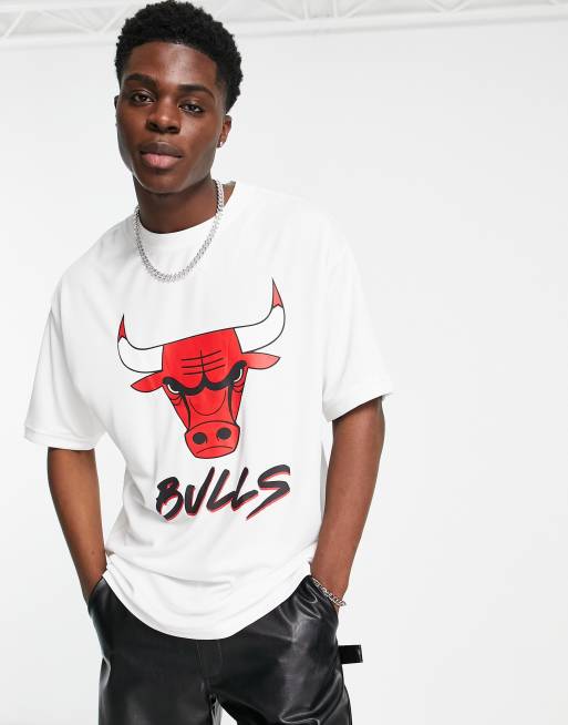 Camiseta blanca con texto de los Chicago Bulls de malla de New Era