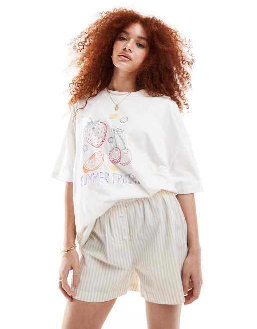Camiseta blanca de corte boyfriend con bordado gráfico frutal 