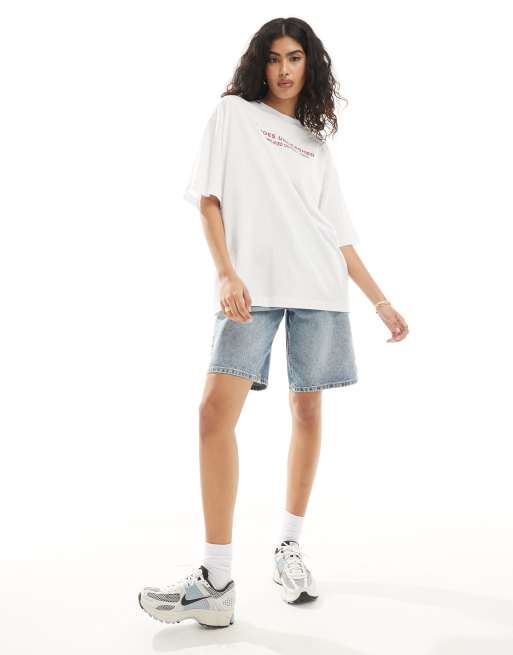 Camiseta blanca de corte boyfriend con estampado gráfico rosa de rock de ASOS DESIGN, 3 de 4