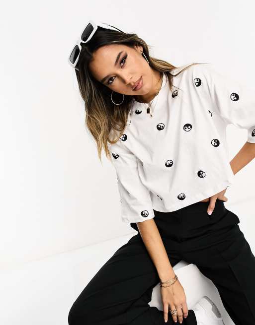 Camiseta blanca de corte cuadrado con estampado gráfico de yin yang de ASOS DESIGN