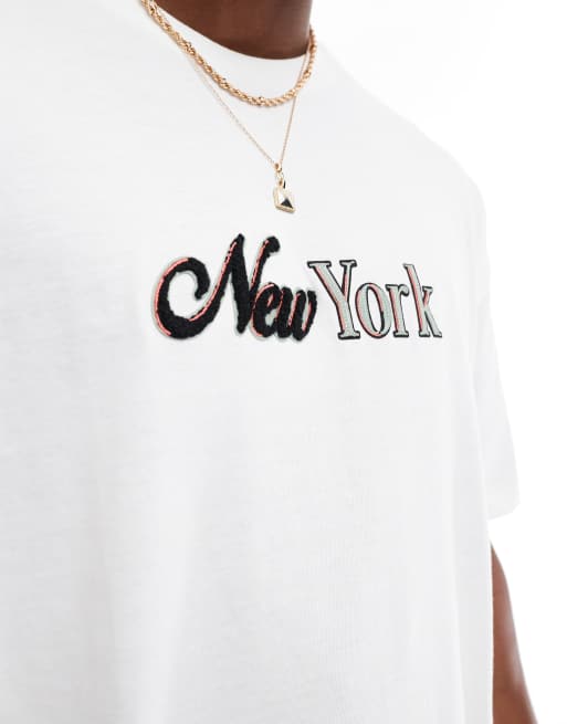 Camiseta blanca de corte cuadrado extragrande con aplicación de ciudad en el pecho de ASOS DESIGN, 2 de 4