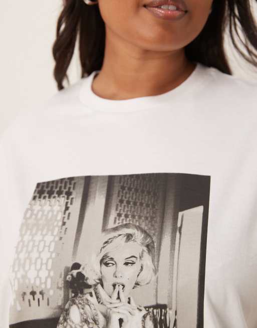 Camiseta blanca de corte estándar con estampado con licencia de Marilyn Monroe de ASOS DESIGN Curve, 2 de 4