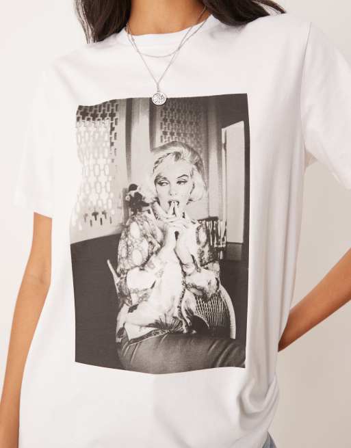 Camiseta blanca de corte estándar con estampado con licencia de Marilyn Monroe de ASOS DESIGN, 2 de 4