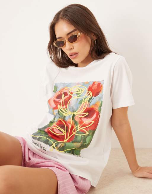 Camiseta blanca de corte estándar con estampado de flores 