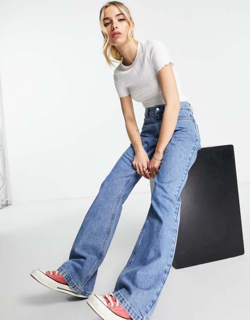 Camiseta blanca de corte slim con bordes ondulados de canalé variado de ASOS DESIGN, 2 de 4