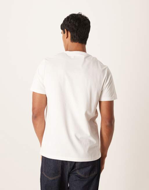 Camiseta blanca de estar por casa con logo de texto en el pecho de