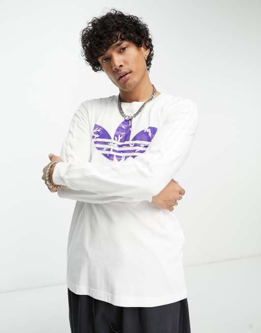 Camiseta blanca de manga larga con estampado de camuflaje de adidas Originals