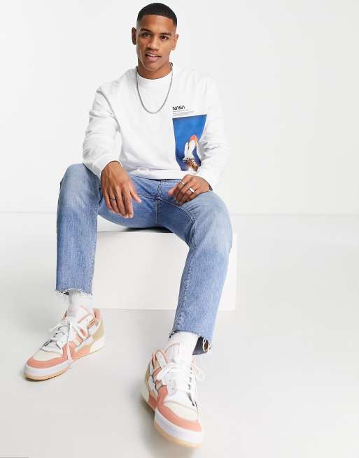 Camiseta blanca de manga larga con estampado de la NASA de River Island, 2 de 4