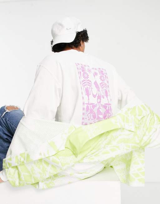 Camiseta blanca de manga larga con estampado gráfico y cuello alzado de Nike, 2 de 4