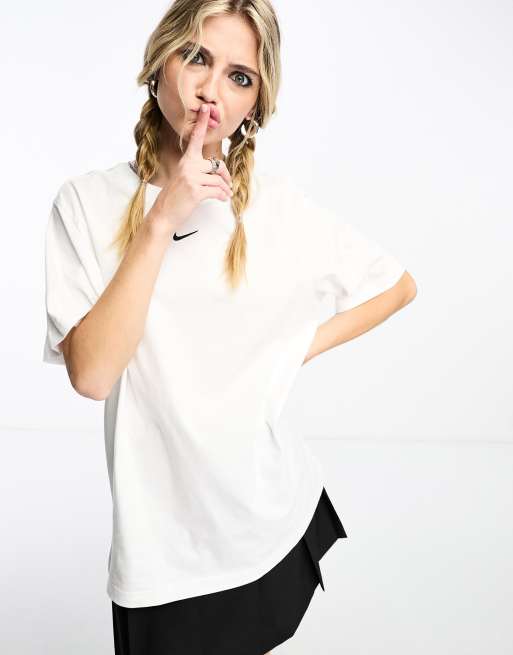 Camiseta blanca de Nike Essentials