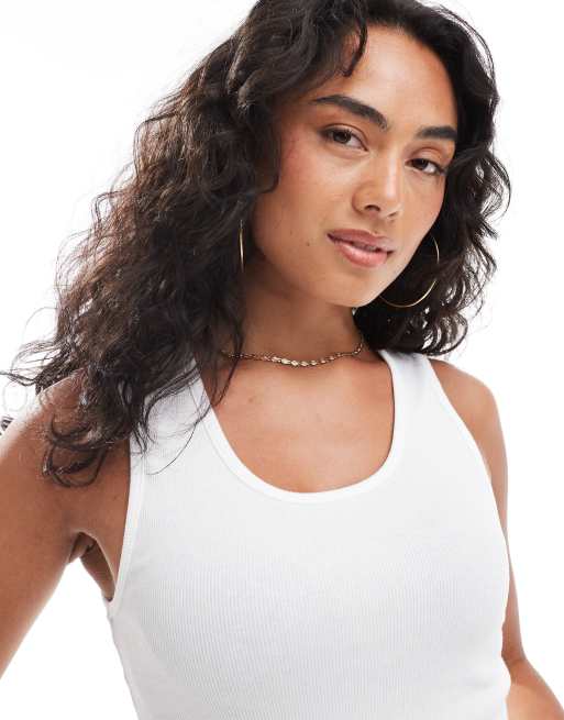 Camiseta blanca de tirantes con cuello ancho de canalé de ASOS DESIGN, 3 de 4