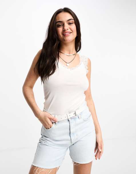 Camiseta blanca de tirantes con cuello de pico y ribete de encaje de Pieces - view 1