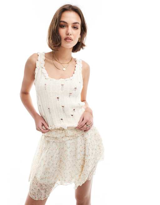 Camiseta blanca de tirantes con detalles deshilachados de Mango  