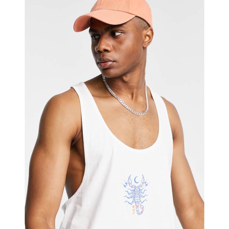 Camiseta blanca de tirantes con espalda de nadador exagerada y