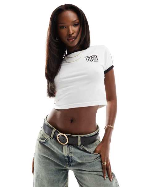 Camiseta blanca entallada con diseño encogido y ribetes y logo en contraste de Kaiia - view 1