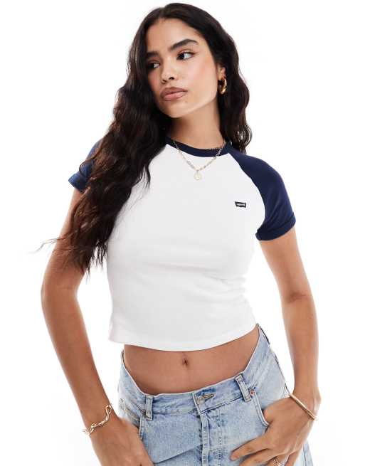 Camiseta blanca estilo béisbol con diseño encogido y logo de ala de murciélago Oracle de Levi's