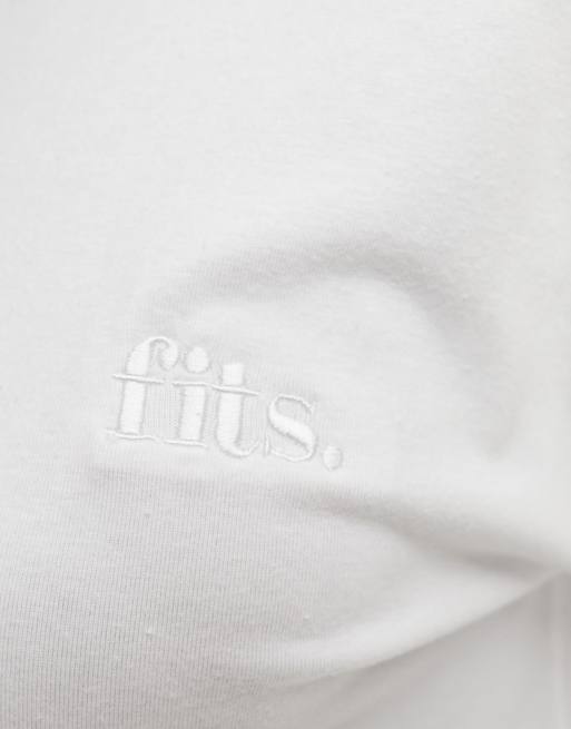 Camiseta blanca extragrande con detalle fITS de In The Style, 4 de 4