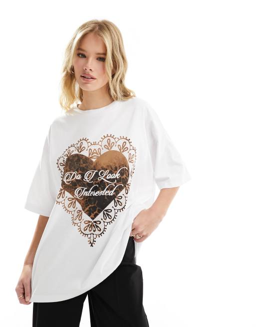 Camiseta blanca extragrande con diseño gráfico de leopardo y texto de ASOS DESIGN