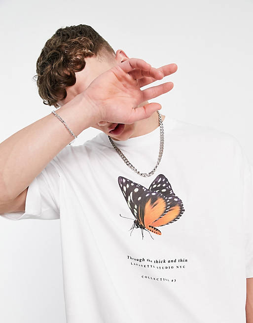 Hombre Other | Camiseta blanca extragrande con estampado de mariposa y texto en el pecho de ASOS DESIGN - PS51292