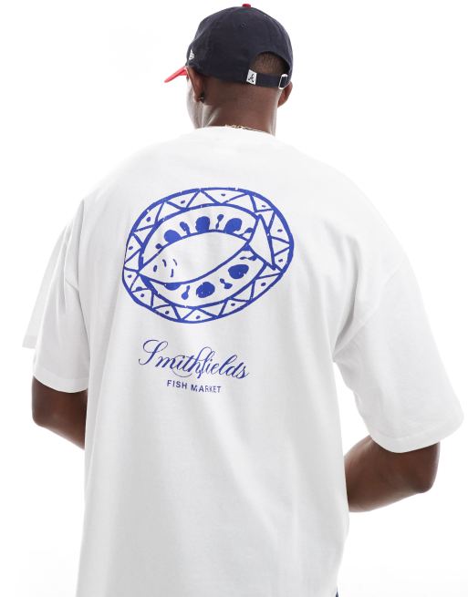 Camiseta blanca extragrande con estampado de mercado en la espalda de Selected Homme