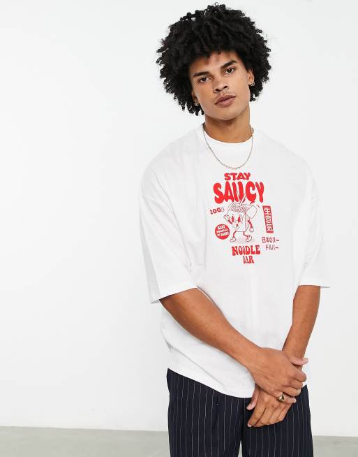 Camiseta blanca extragrande con estampado de monopatín y texto 