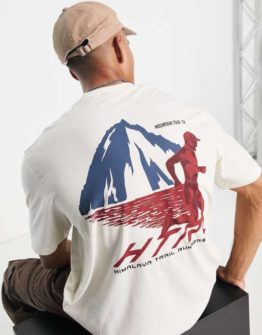 Camiseta blanca extragrande con estampado de ruta de montaña en la espalda de Only & Sons
