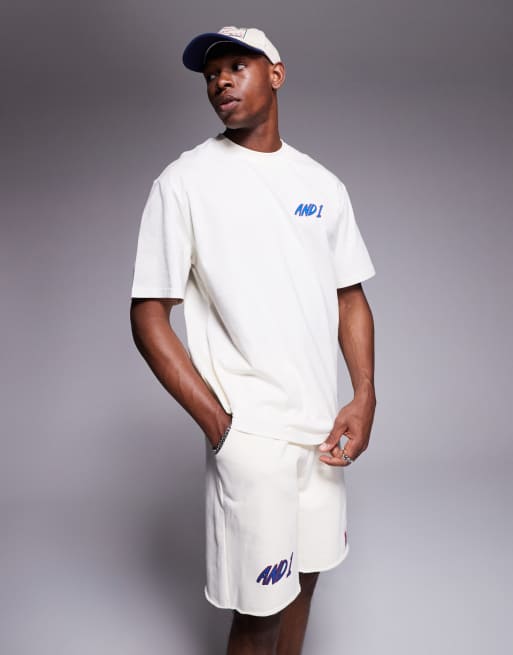 Camiseta blanca extragrande con estampado deportivo en la espalda y logo de AND1, 2 de 4