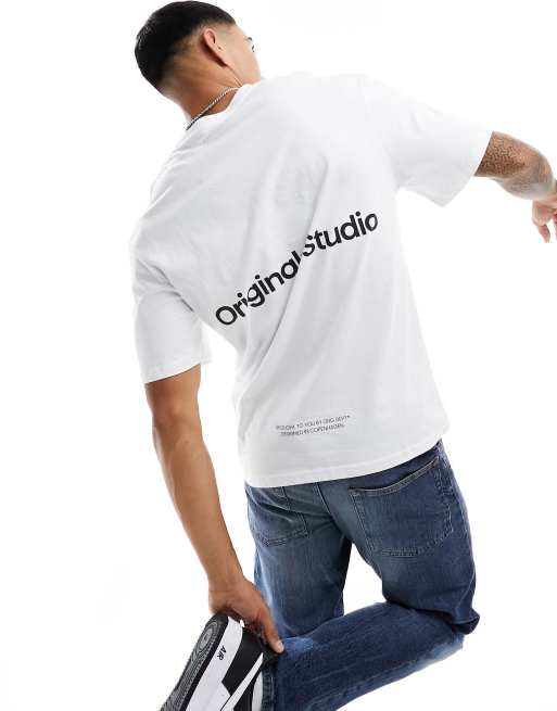 Camiseta blanca extragrande con estampado en la espalda 