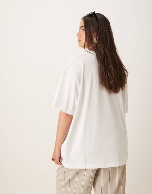 Camiseta blanca extragrande con estampado gráfico "Chez Lumi" de ASOS DESIGN Curve, 4 de 4