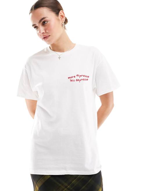 Camiseta blanca extragrande con estampado gráfico de café y cruasán de ASOS DESIGN, 2 de 3