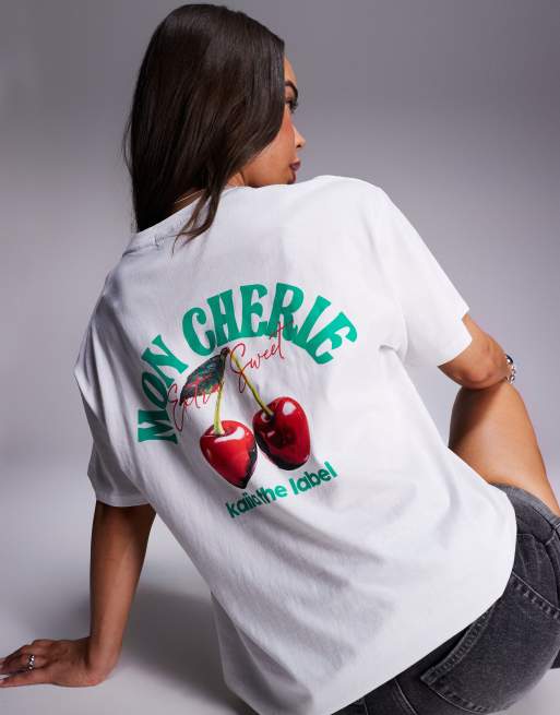 Camiseta blanca extragrande con estampado gráfico de cerezas y texto 