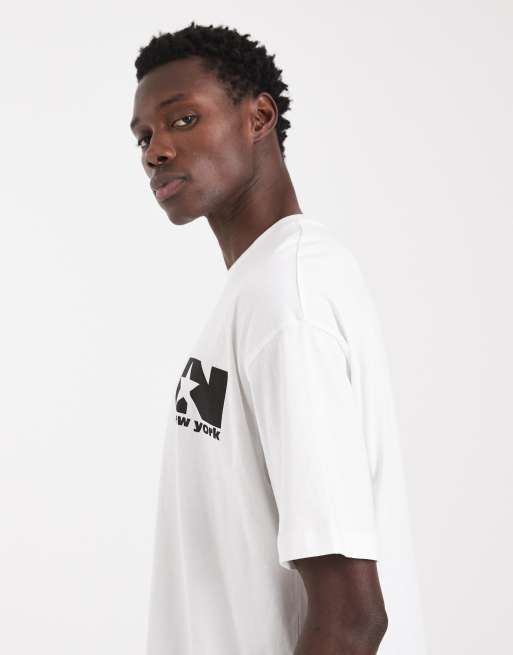 Camiseta blanca extragrande con estampado gráfico de ciudad en el pecho de ASOS DESIGN, 4 de 5