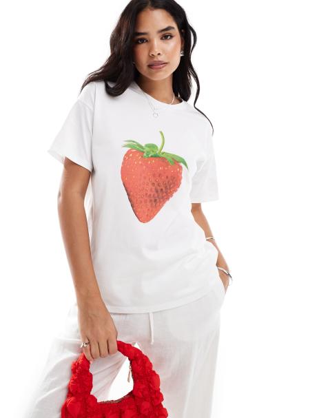 Camiseta blanca extragrande con estampado gráfico de fresa de ASOS DESIGN - view 1