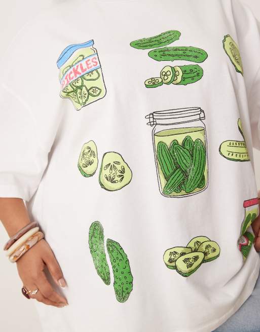 Camiseta blanca extragrande con estampado gráfico de pepinillos de ASOS DESIGN Curve, 3 de 4