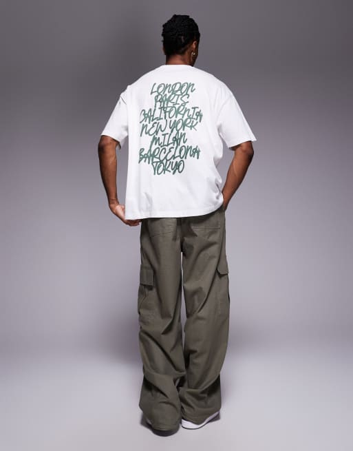 Camiseta blanca extragrande con estampado gráfico de texto de ciudades en relieve de ASOS DESIGN, 2 de 5