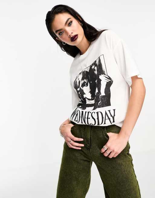 Camiseta blanca extragrande con estampado gráfico en relieve con licencia de Miércoles Addams de ASOS DESIGN