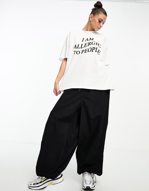 Camiseta blanca extragrande con estampado gráfico "I am allergic to people" de ASOS DESIGN, 3 de 4