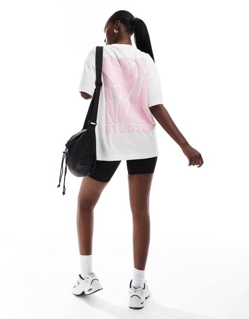 Camiseta blanca extragrande con estampado trasero 