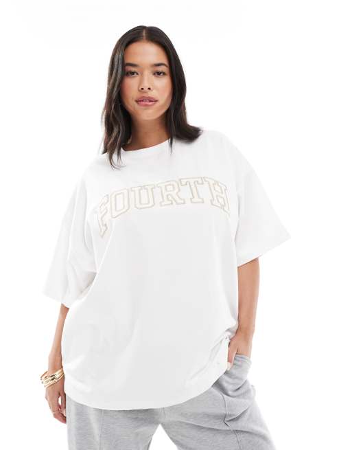 Camiseta blanca extragrande con logo de croché de 4th & Reckless Plus