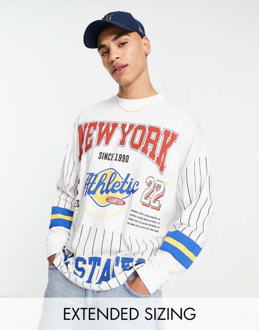 Camiseta blanca extragrande de manga larga con estampado de parches de estilo universitario de ASOS DESIGN