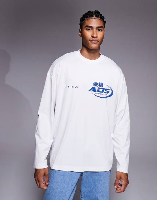 Camiseta blanca extragrande de manga larga con estampado gráfico urbano de ASOS DESIGN, 3 de 5