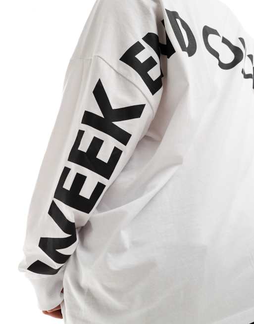 Camiseta blanca extragrande de manga larga con logo en la espalda de Weekend Collective Curve, 3 de 4