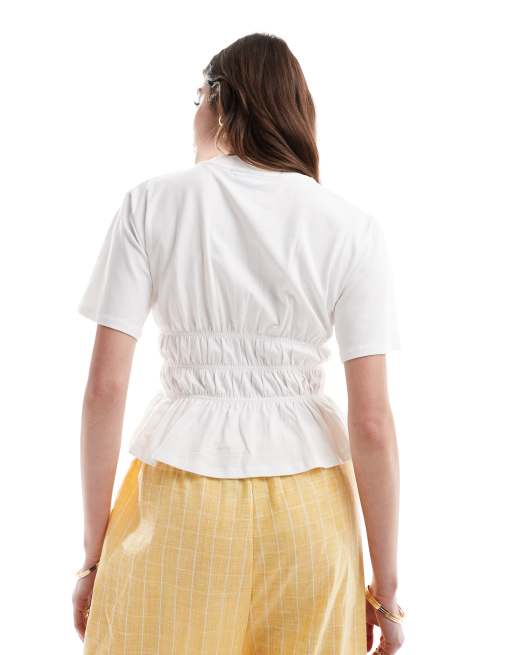 Camiseta blanca fruncida con cintura estilo corsé de ASOS DESIGN, 2 de 4