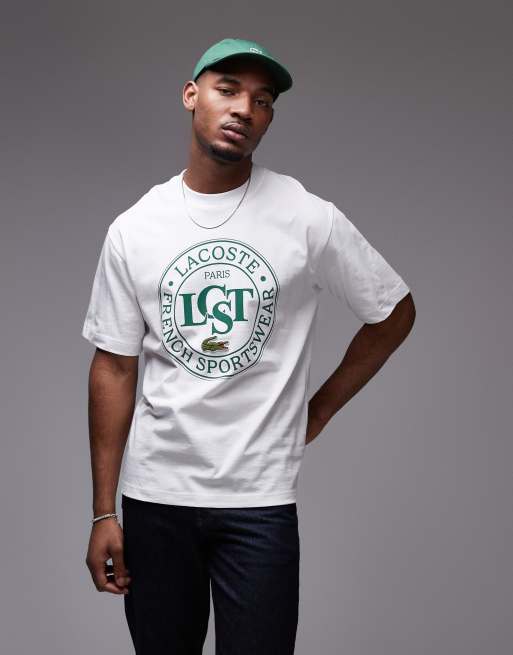 Camiseta blanca holgada con logo estampado de estilo universitario de Lacoste