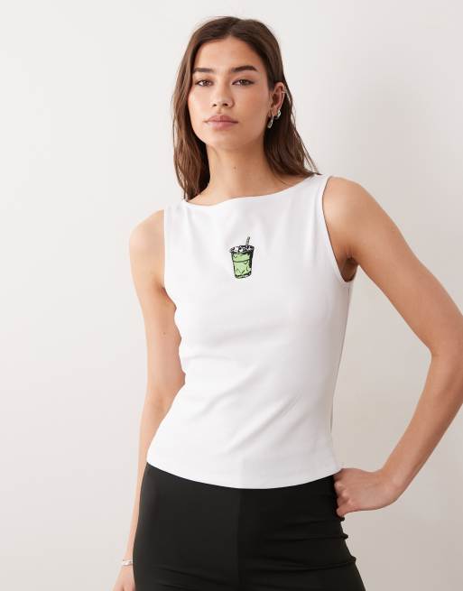 Camiseta blanca sin mangas con cuello barco y bordado de matcha de ASOS DESIGN, 3 de 4